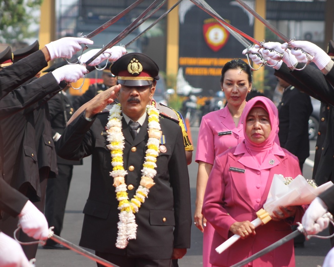 Kapolres  Palangka Raya Pimpin Wisuda Purna Tugas Iptu Kusriyadi