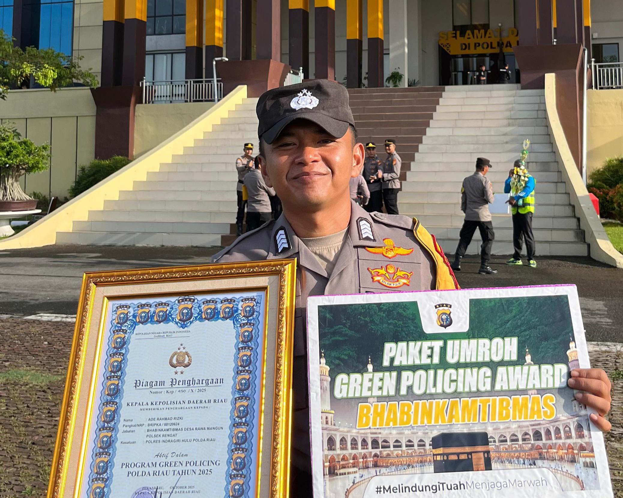 Berdedikasi Dan Aktif Sukseskan Program Green Policing Kapolda Riau, Polisi Inhu Diganjar Hadiah Umroh