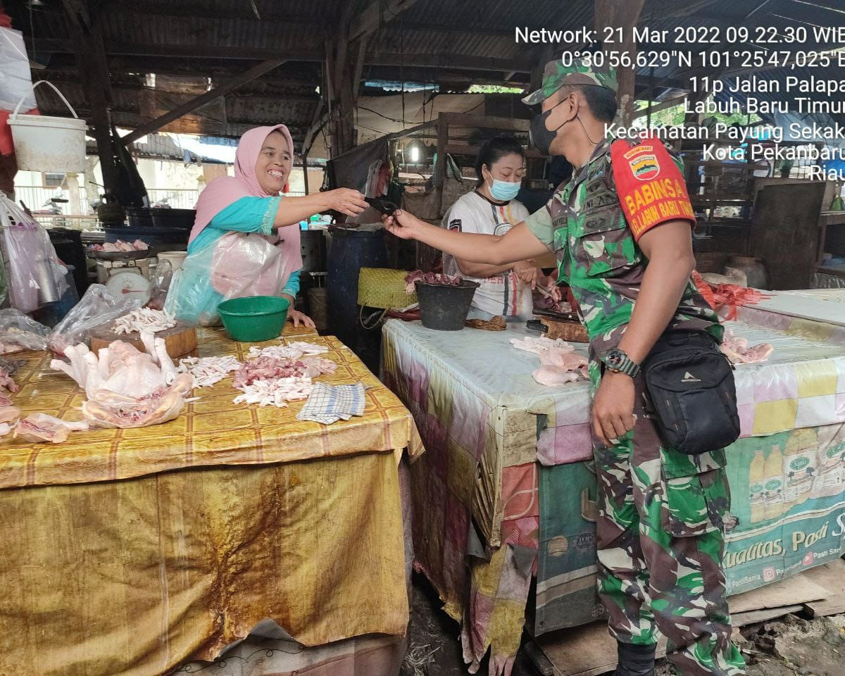 Babinsa Kodim 0301/PBR Laksanakan Sosialisasi dan Sampaikan Himbauan Prokes Ke Pedagang dan Pengunjung Pasar Pagi Palapa