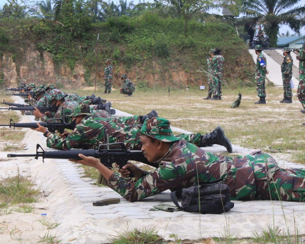 Personel Kodim 0301/PBR Laksanakan Latihan Menembak di Lapangan Tembak Batalyon Arhanud 13/PBY