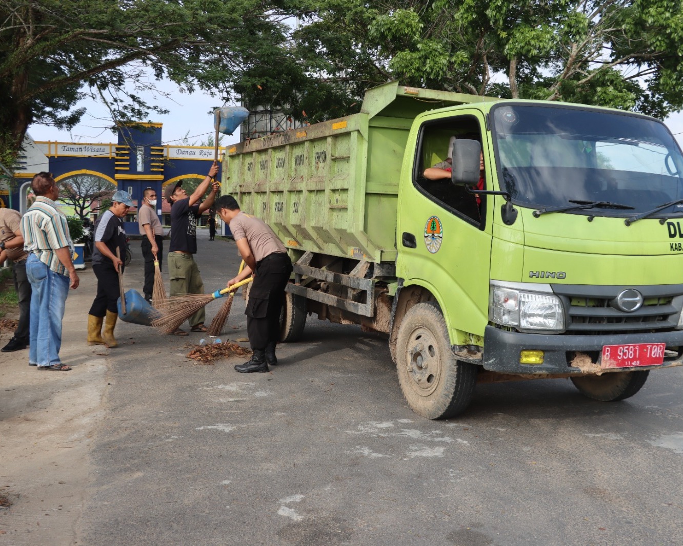 Peduli Lingkungan, Polres Inhu Memotori Kegiatan Pembersihan Sampah Secara Serentak di Kota Rengat