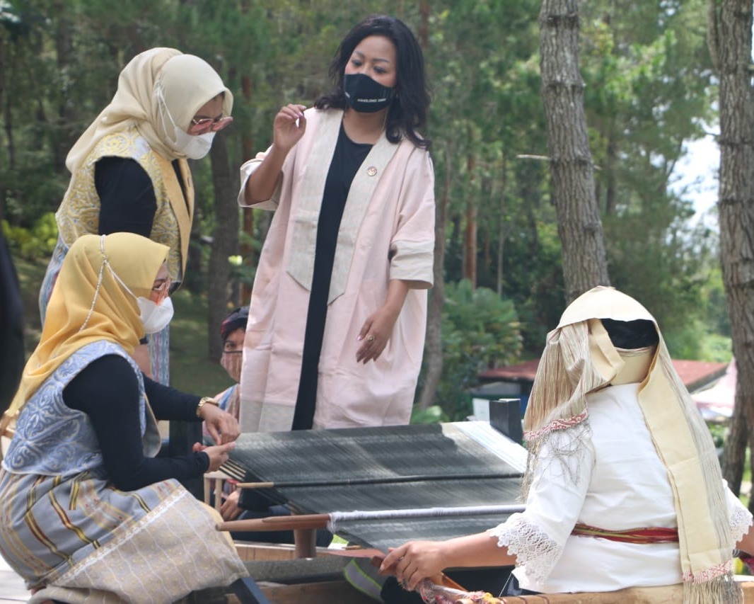 Puji Keuletan Satika Simamora Promosikan Produk UMKM Taput, Ketua Dekranasda Sumut Yakin Tenun Ulos Semakin Dikenal Dunia