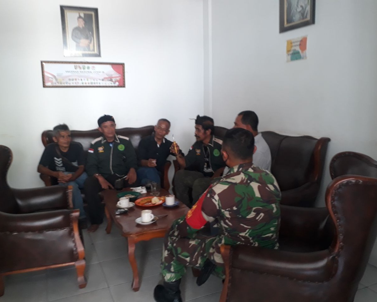 Babinsa Kodim 0301/PBR Laksanakan Kegiatan Komsos di Kediaman Rumah Ketua RW 05