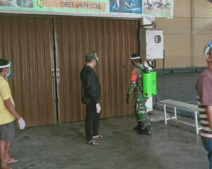 Babinsa Kodim 0301/PBR Laksanakan Giat Penyemprotan Disinfektan Dirumah Warga Kelurahan Sidomulyo Barat