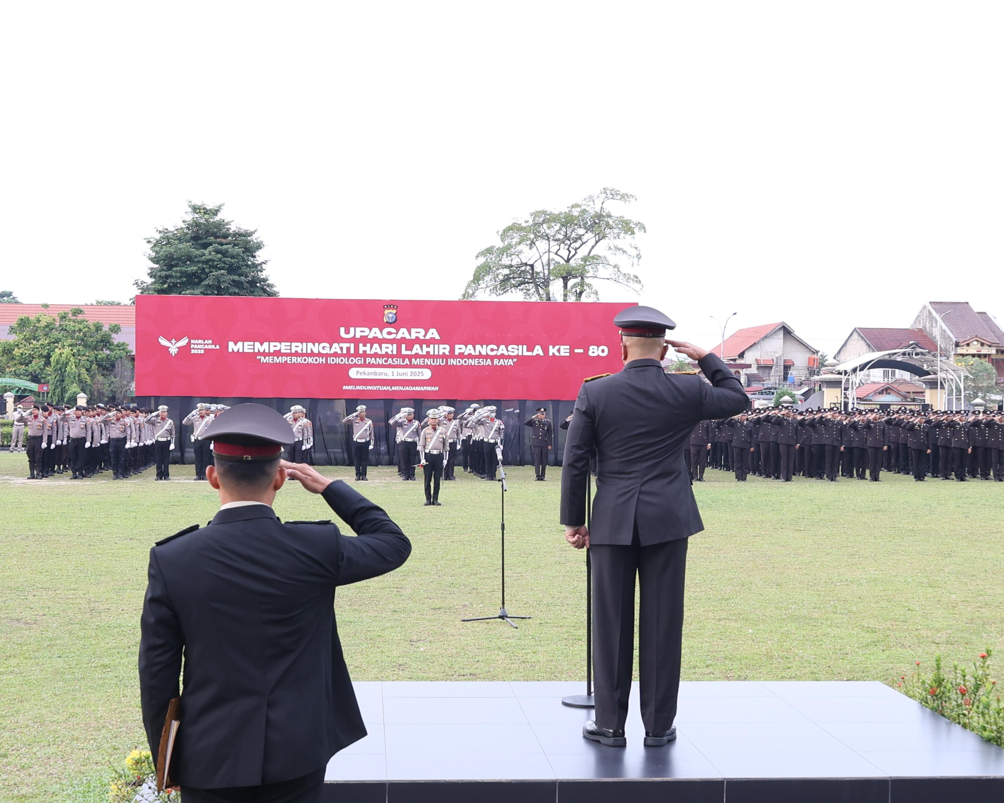Polda Riau Gelar Upacara Peringatan Hari Lahir Pancasila, Bripka Agus Budiadi Terima Penghargaan Atas Prestasi Gemilang