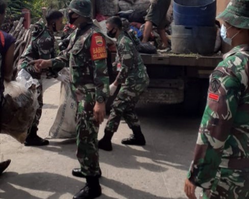 Lima Satgas Lingkungan Asri Kodim 0301/PBR Lakukan Goro Bersama Warga dan Tokoh Masyarakat di Kelurahan Limbungan Baru
