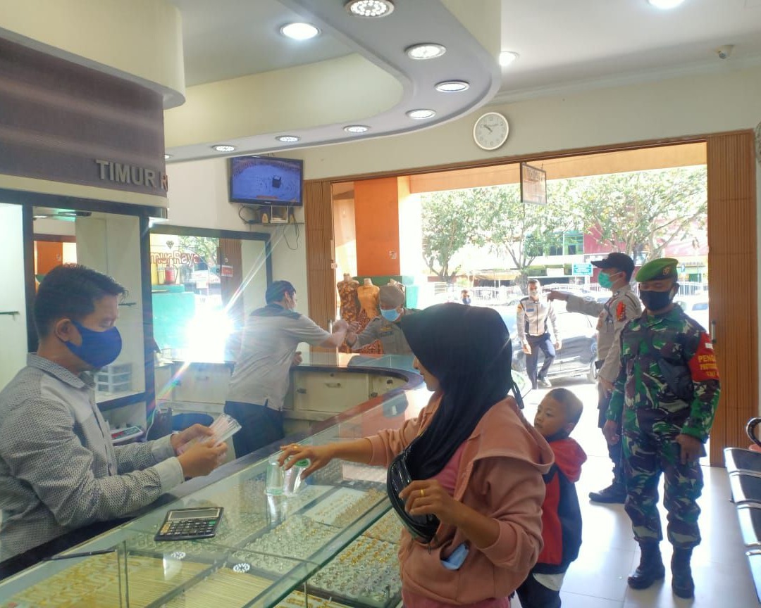 Babinsa Kodim 0301/PBR Laksanakan Patroli Gabungan Penegakan Disiplin Prokes di STC