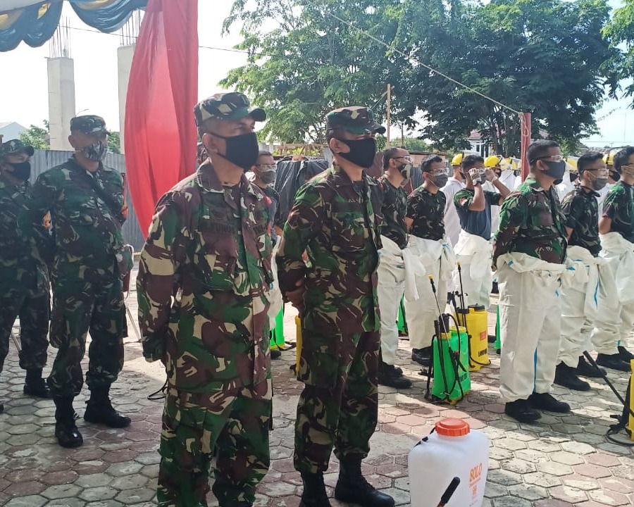 Kapten Arh Sugeng Santoso Wakili Dandim 0301/Pekanbaru Ikut Serta Dalam Penyemprotan Disinfektan dan Rapid Test Massal di Kecamatan Marpoyan Damai