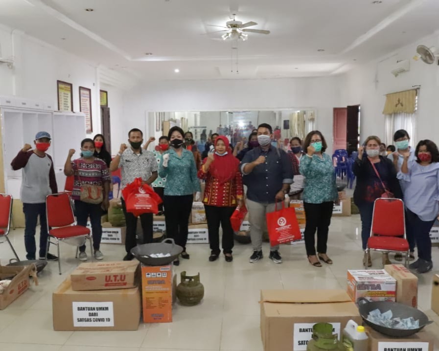 Ketua Dekranasda Taput Serahkan Bantuan Kepada 13 Pelaku UKM Makanan dan Minuman