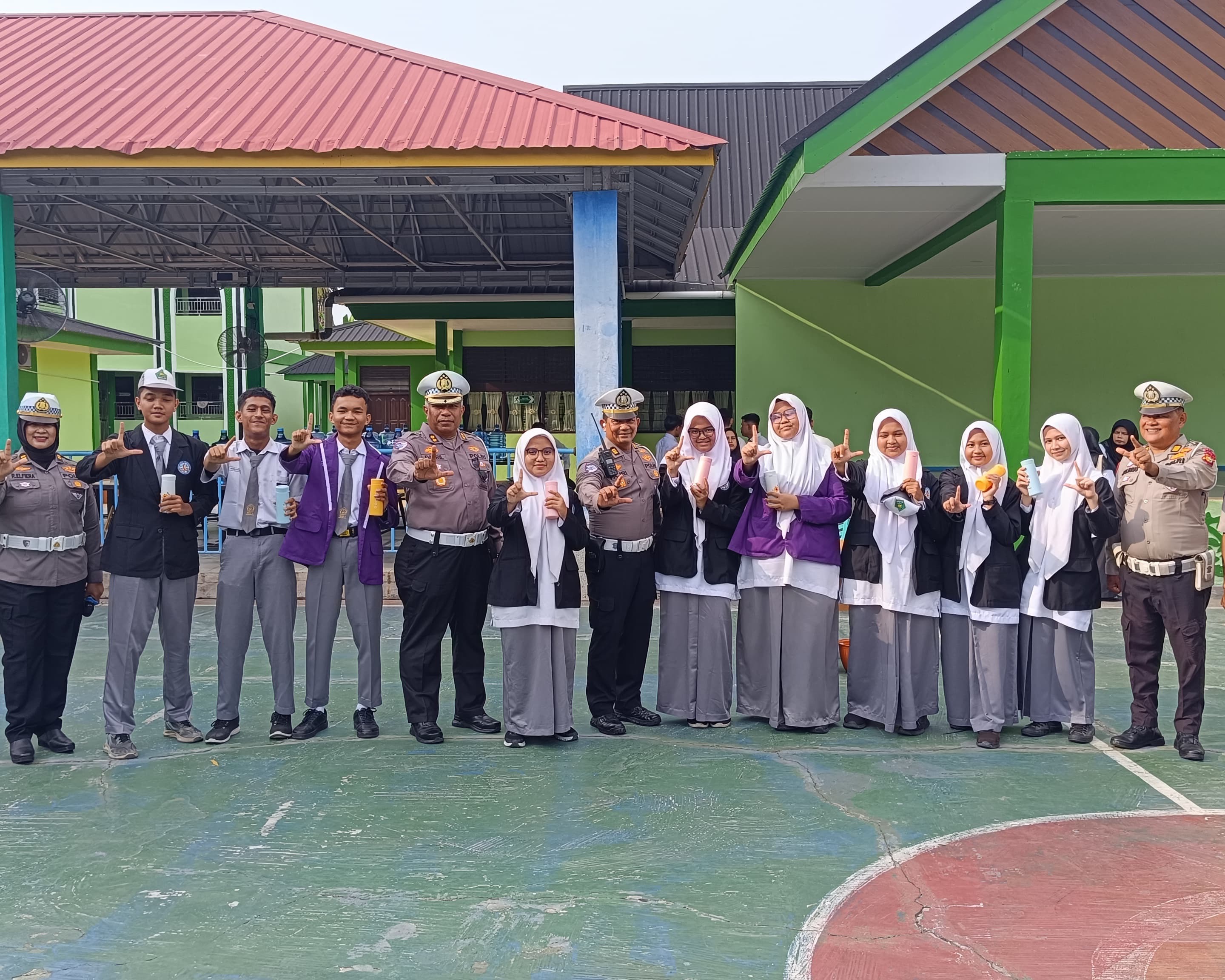 Police Goes To School Di MAN 1 Pekanbaru, Ditlantas Polda Riau Tanamkan Budaya Tertib Lalu Lintas Dan Peduli Lingkungan