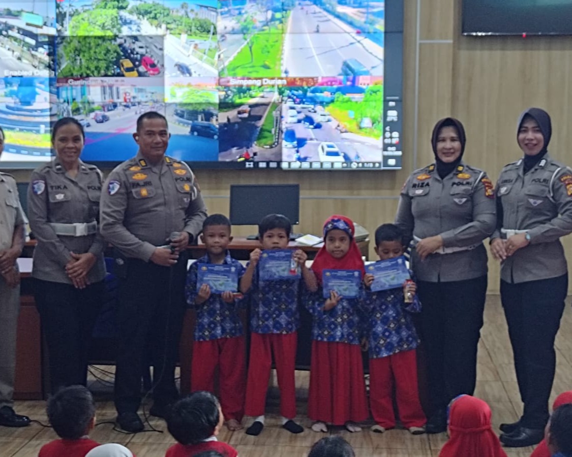 Ditlantas Polda Riau Tanamkan Budaya Tertib Berlalu Lintas Serta Peduli Lingkungan Lewat Program Polsanak Dan Green Policing