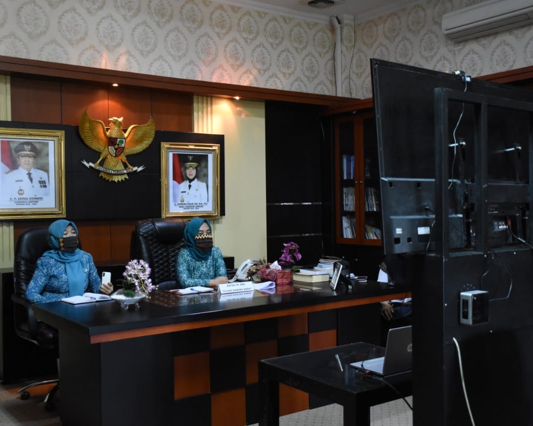 Ketua TP-PKK Kabupaten Tubaba Mengikuti Rapat Melalui Vidcon Dengan Ketua TP-PKK Provinsi Lampung