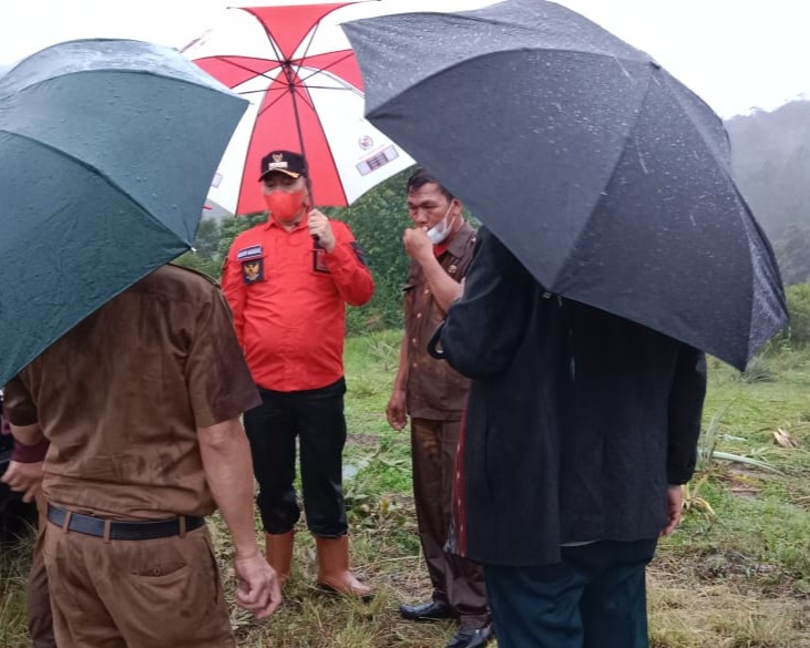 Kunjungi Korban Banjir, Bupati Tapanuli Utara Memberikan Bantuan dan Motivasi