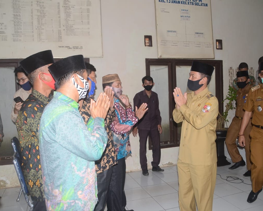 Didua Kelurahan, Plt Bupati Lampura Menyerahkan Bantuan Beras Tahap II Kepada Warga Yang Terdampak Covid-19
