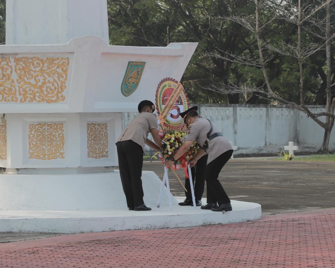 Sambut Hari Bhayangkara Ke-75, Kapolda Riau Pimpin Ziarah dan Tabur Bunga Di TMP Kusuma Dharma