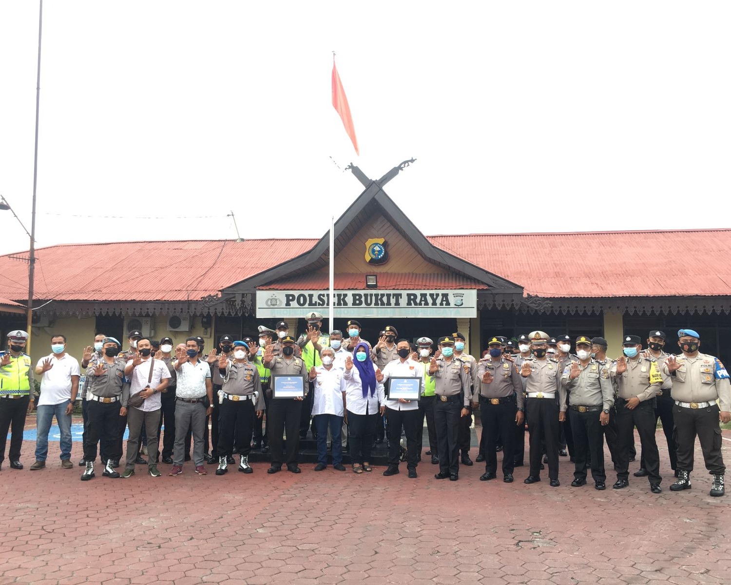 Polsek Bukit Raya Terima Piagam Penghargaan Dari Lembaga Bantuan Perlindungan Perempuan dan Anak Riau