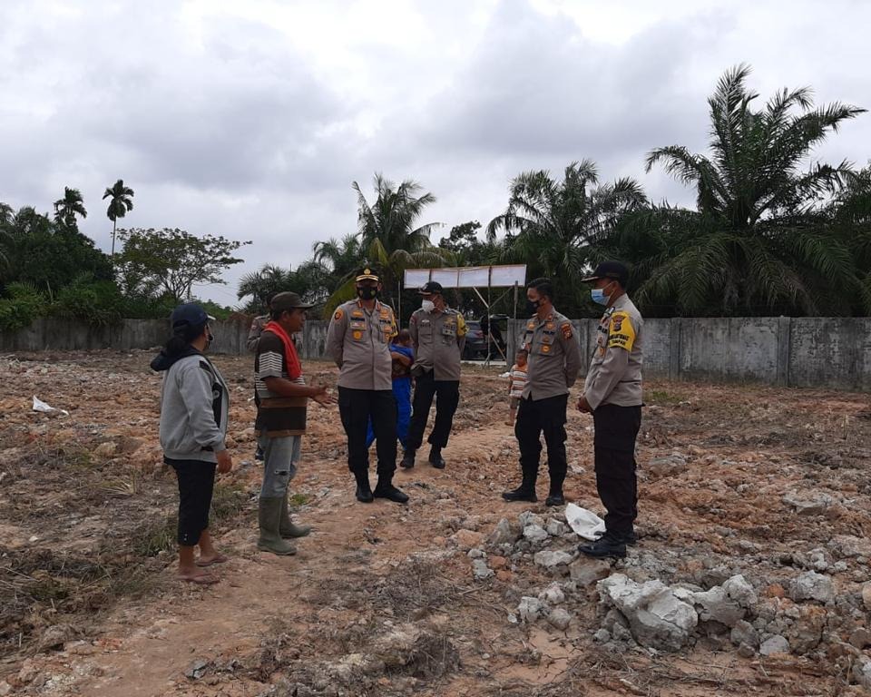 Kapolresta Pekanbaru Didampingi Kapolsek Payung Sekaki Sambangi Kampung Tangguh 'JB Berkebun' Serta Bagikan Masker Gratis di Kelurahan Tampan dan Tirta Siak