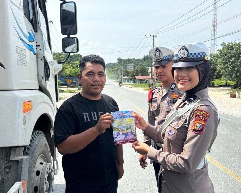 Satlantas Polres Siak Gencarkan Kampanye Keselamatan, Bagi Leaflet di Jalur Perawang–Siak