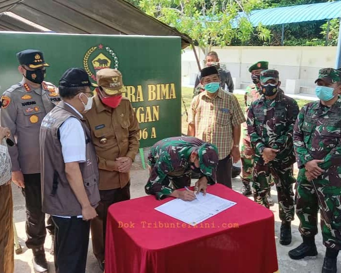 Danrem 031/WB Didampingi Dandim 0301/PBR Terima Bantuan Beras Dari Wali Kota Pekanbaru Untuk Dapur Umum Di Halaman Kantor LAM Riau