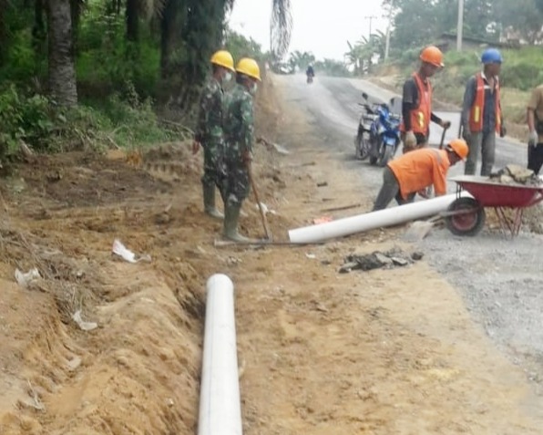 Pengerjaan Jalan Aspal PT Pertamina di Dusun Bukit Garam Pelalawan Menuai Kritik