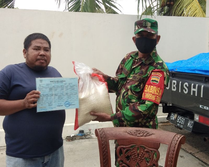 Hari Ke Empat Bulan Suci Ramadhan, Babinsa Kodim 0301/Pekanbaru Ikut Membantu dan Menyalurkan Bantuan Paket Sembako Kepada Warga Kelurahan Tangkerang Tengah