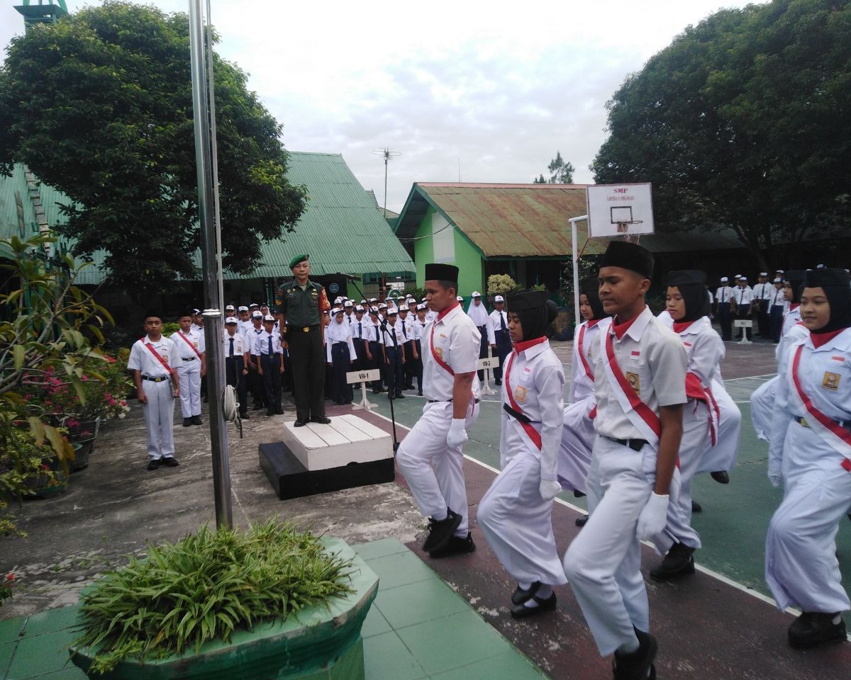 Babinsa Kodim 0301/Pekanbaru Menjadi Pembina Upacara di Sekolah