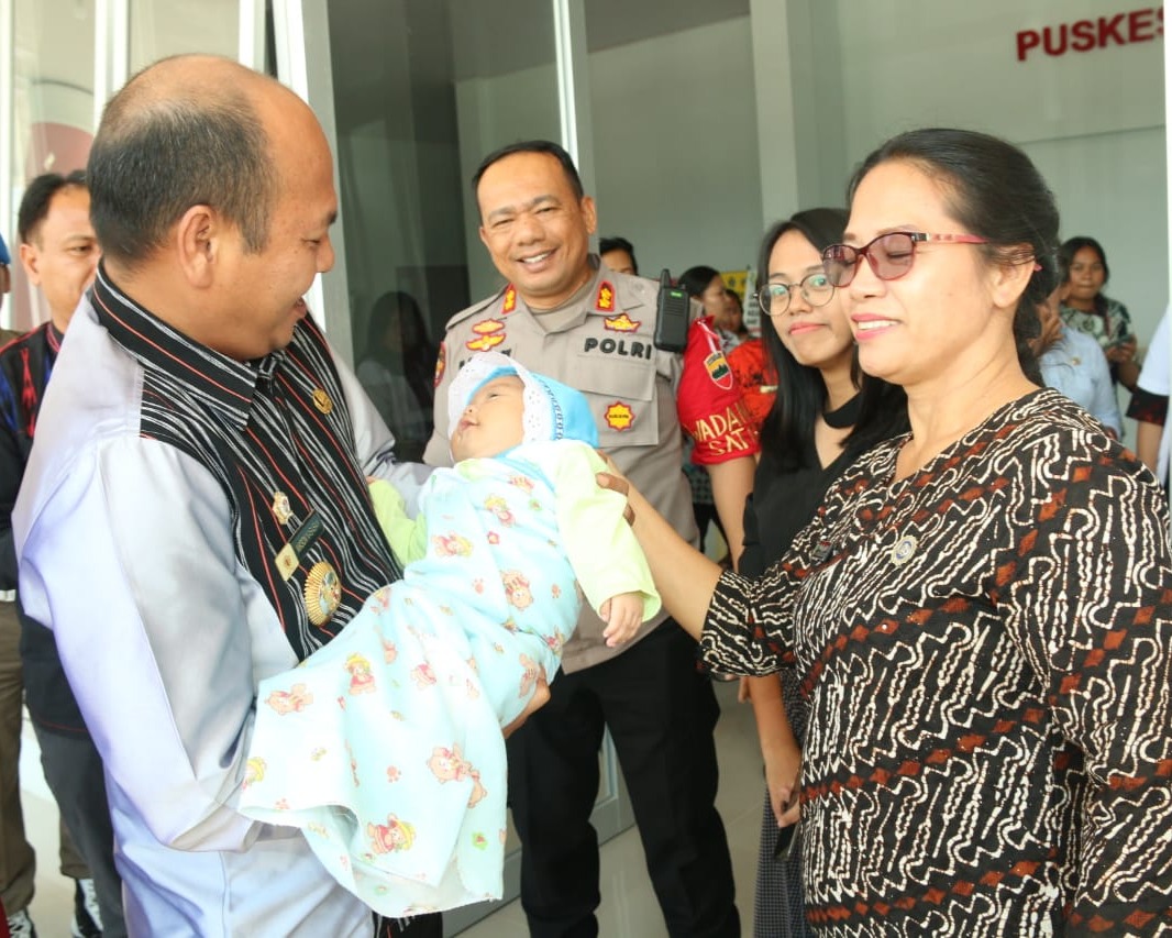 Bupati Taput Jenguk Bayi Yang Ditelantarkan di Puskesmas Paniaran