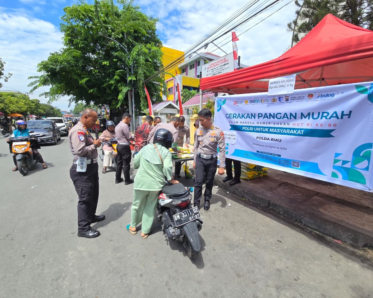 Ditlantas Polda Riau Gelar Gerakan Pangan Murah, 2 Ton Beras Disalurkan Untuk Warga Kota Pekanbaru