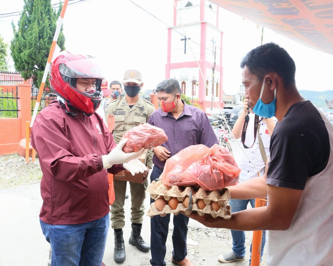 Bupati Taput Meninjau 7 Posko Kelurahan di Kecamatan Tarutung Serta Menyerahkan Bantuan Sembako