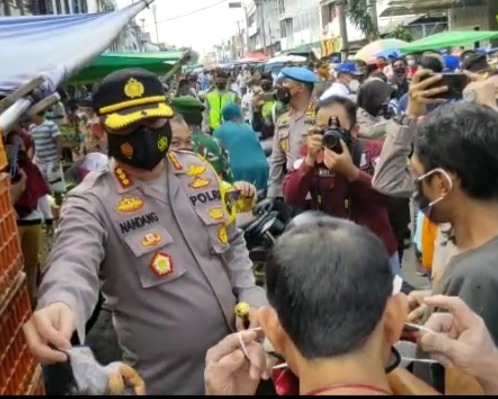 Dampingi Pangdam I/BB dan Kapolda Riau Bagikan Masker Serta Sembako di Pasar Senapelan, Kapolresta Pekanbaru Bersama Dandim 0301/PBR Turut Ambil Bagian