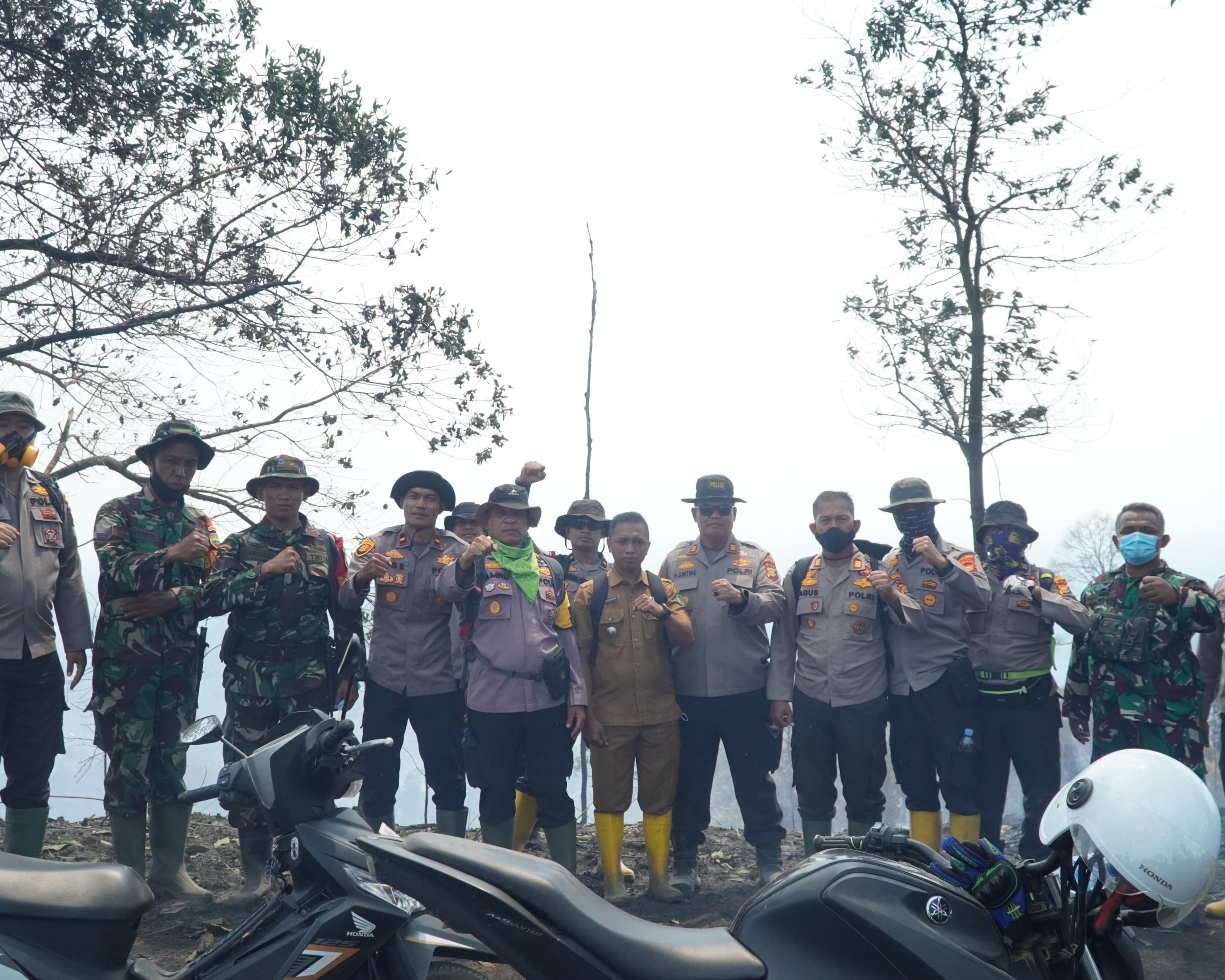 Doa Minta Hujan, Polres Rohul Beserta Tim Pemadam Optimis Berjuang Padamkan Karhutla di Desa Marga Mulya