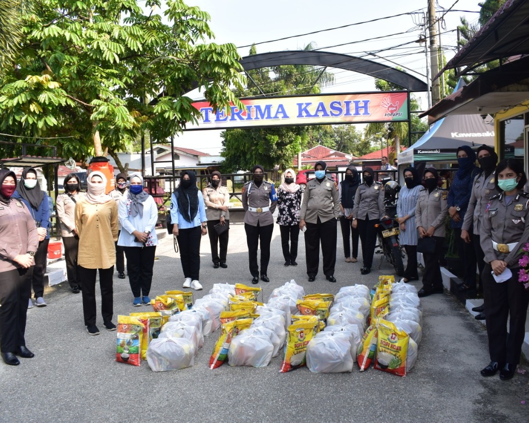 Polwan Polres Kampar Membagikan Paket Sembako Untuk Masyarakat Terdampak Covid-19