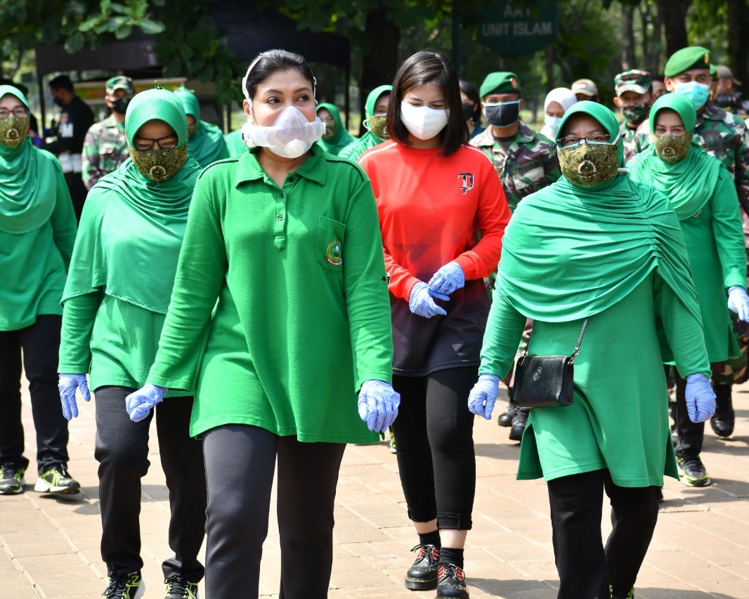 Apresiasi Petugas TPU Pondok Ranggon, Ibu Hetty Andika Perkasa Beri Bantuan Paket Sembako