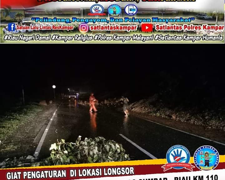 Breaking News: Kondisi Jalan Lintas Sumbar - Riau KM 110 Desa Tanjung Alai Kecamatan XIII Koto Kampar, Telah Terjadi Tanah Longsor Yang Menimbun Badan Jalan