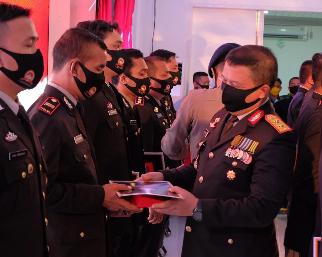 Kapolda Riau Menyerahkan Penghargaan Kepada Personil Polisi Berprestasi dan Teladan