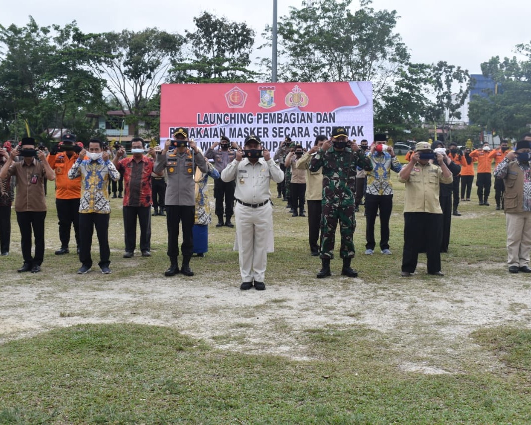 Bupati Kampar Didampingi Kapolres Serta Dandim 0313/KPR Launching Pembagian Masker Secara Serentak