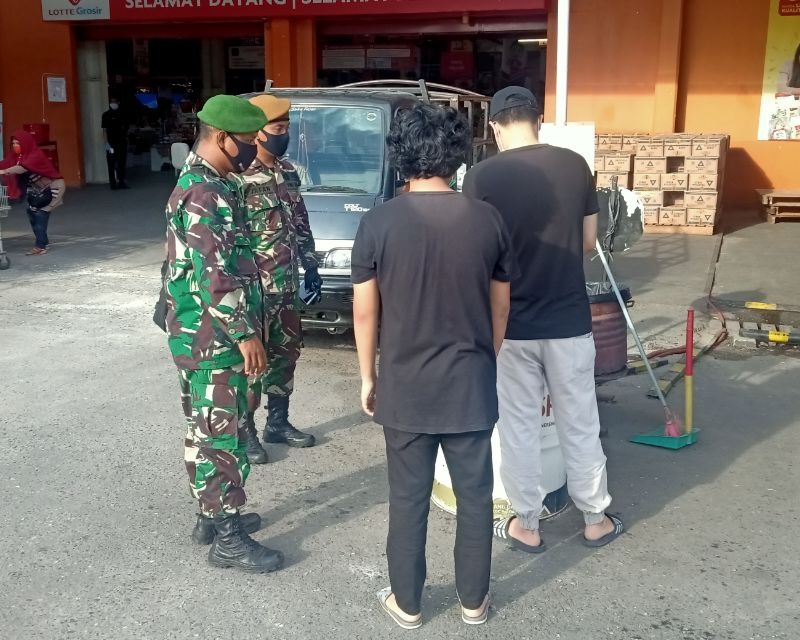 Personil Kodim 0301/PBR Bersinergi dengan Aparat Terkait, Melaksanakan Penertiban Warga Tidak Memakai Masker