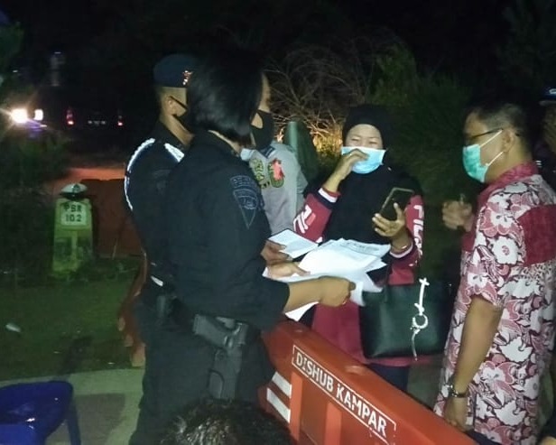 Satuan Brimob Polda Riau Semakin Diperketat Pos Penyekatan Perbatasan Provinsi Riau - Sumbar