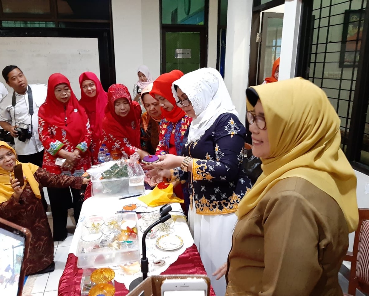 Tingkatkan Kreatifitas Perempuan, Ketua TP PKK Provinsi Riau Berikan Keterampilan Cara Membuat Tanjak dan Tutup Gelas