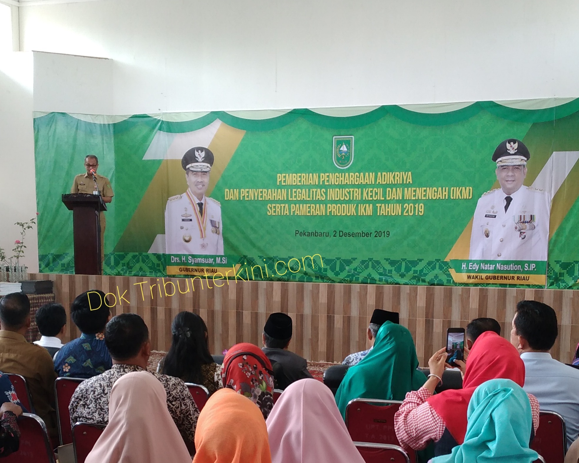 Gubri Menyerahkan Penghargaan Adikriya dan Penyerahan Legalitas Industri Bagi IKM Tahun 2019