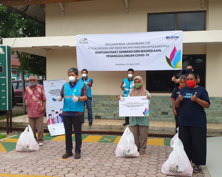 Siaga Covid-19 Dan Menyambut Bulan Suci Ramadhan, Satgas BUMN Melalui PLN Peduli Berikan Alat Pelindung Diri dan 1000 Paket Sembako