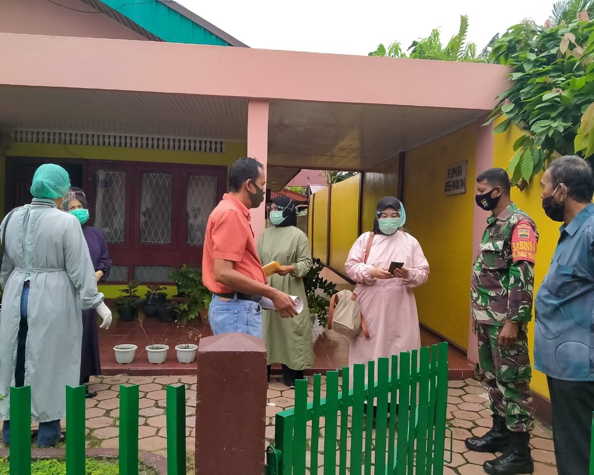 Babinsa Kodim 0301/PBR Mendampingi Kapuskesmas Pekanbaru Kota Laksanakan Sosialisasi Pemakaian Masker dan Bahaya Covid-19