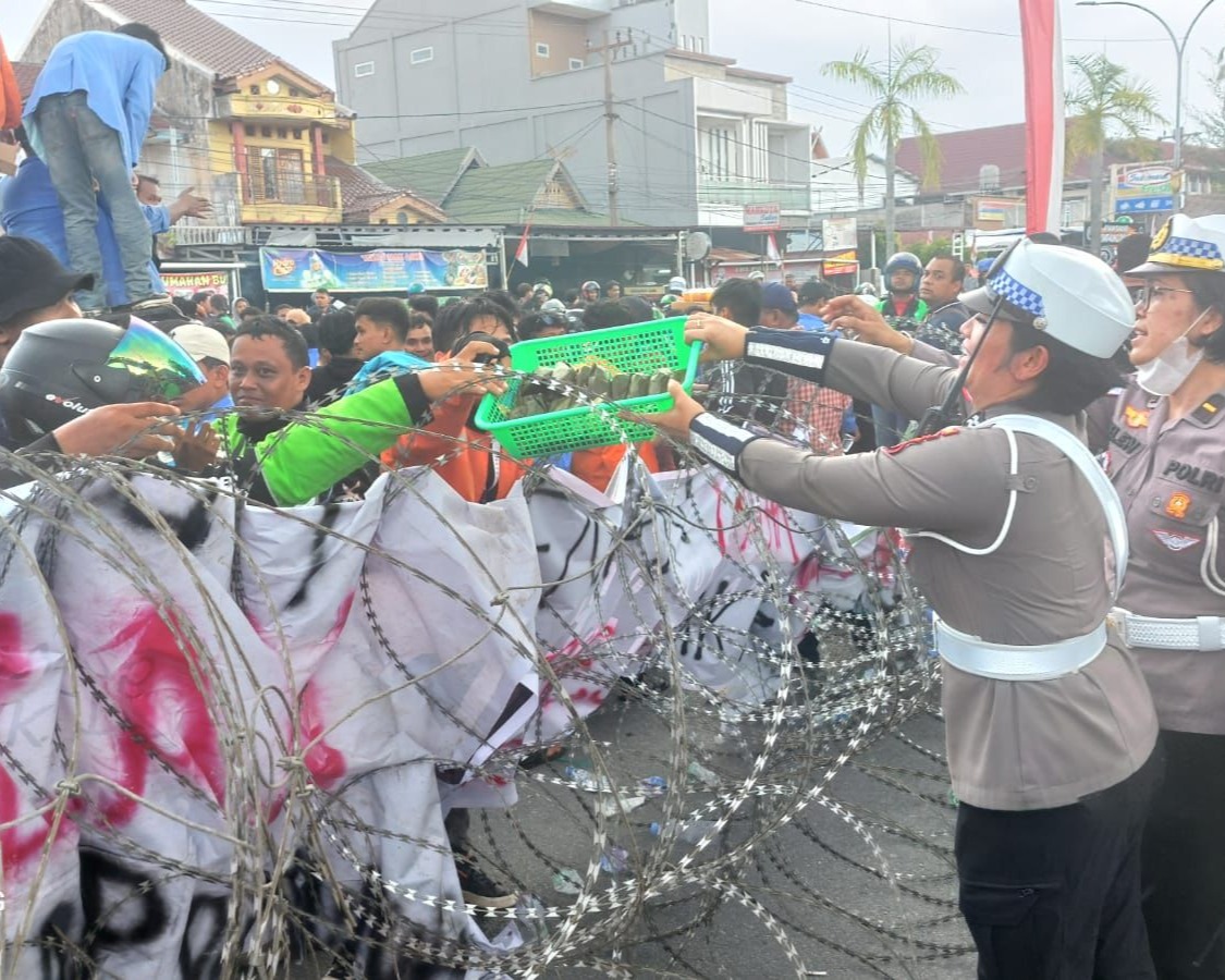 Polwan Sapa Massa Aksi, Ditlantas Polda Riau Atur Lalu Lintas Di Jalan Pattimura