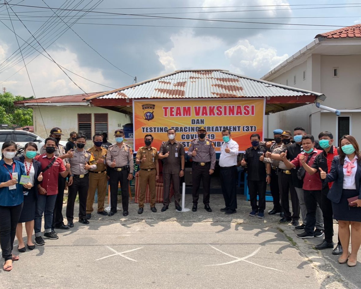 Tingkatkan Herd Immunity, Kapolsek Lima Puluh Bersama Dexa Medica Berikan Bantuan Multivitamin di Dua Kelurahan