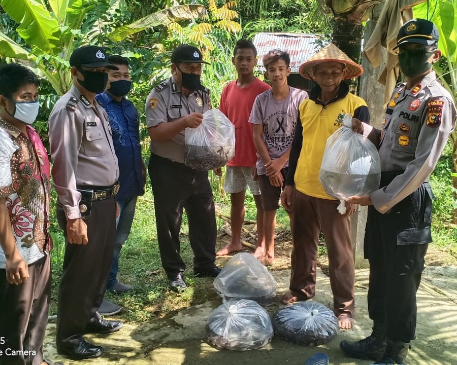 Polres Kampar Bagikan 300 Paket Sembako, Benih Ikan dan Bibit Tanaman Dalam Rangka Bakti Sosial Serentak