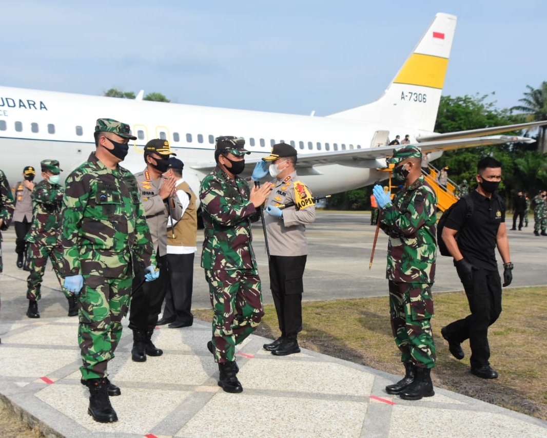 Danrem 031/WB Beserta Forkopimda Sambut Kedatangan Panglima TNI Dan Kapolri Di Provinsi Riau