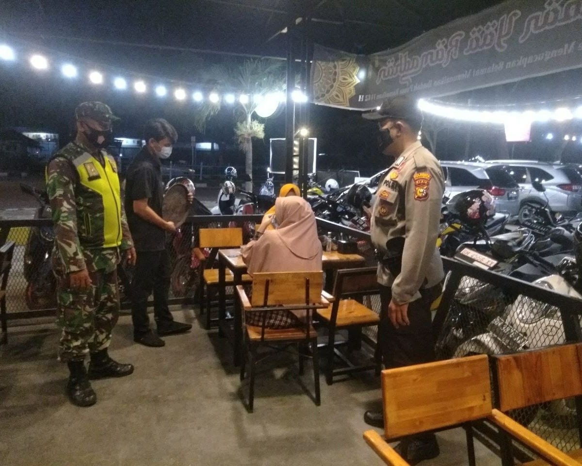Personil Kodim 0301/PBR Ikut Serta Hadir Dalam Laksanakan Sosialisasi dan Himbauan Penerapan PPKM Serta Prokes Covid-19 di Pusat Kuliner