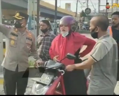 Dampingi Penyekatan, Dirlantas Polda Riau Menolong Ibu Mau Melahirkan