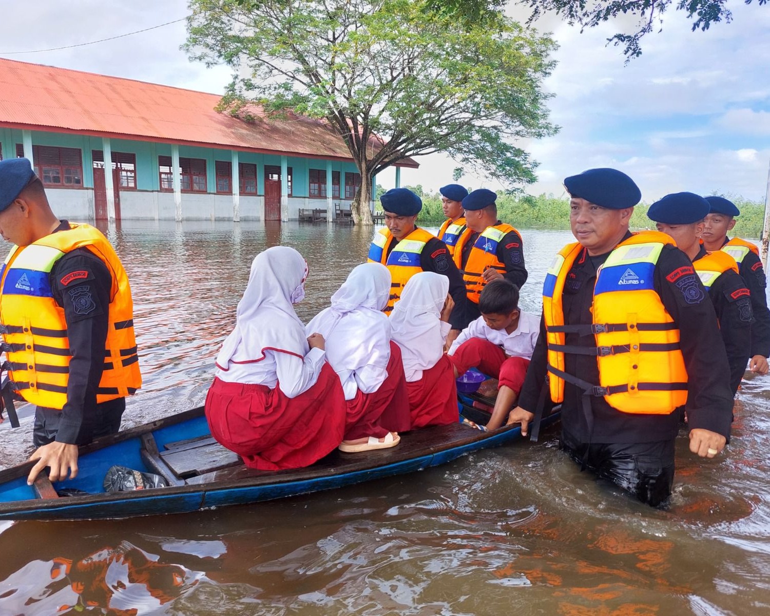 Jalankan Instruksi Kapolda, Personel Batalyon B Pelopor Satuan Brimob Polda Riau Gerak Cepat Bantu Korban Banjir