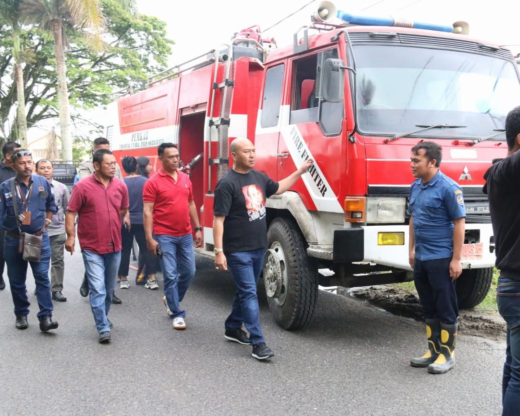 Jaga Kebersihan Lingkungan Bupati Taput Ikut Gotong Royong Jumat Bersih